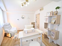 ネイルサロンアミカル【AMICAL】三国ヶ丘店〈フィルイン/マグネット/アート〉の雰囲気（白を基調とした空間でくつろいでいただけます♪）