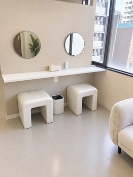noon.【ヌーン】堀江/心斎橋の写真/【お仕事帰りやスキマ時間に】駅近で通いやすさ抜群♪コテ,ドライヤー,メイクスペース完備でお出かけ前も◎