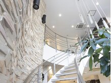 美容室の中の階段を上がった2階にあります。