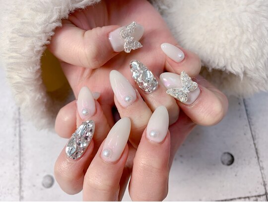 2025年春トレンド】蝶々ネイルのネイルデザイン集｜人気順  