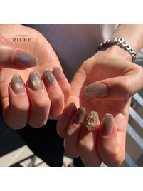 マグネットネイルに大粒ビジュー