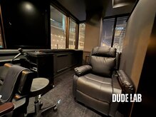 デュードラボ(DUDELAB)の雰囲気（黒基調のラグジュアリー空間でゆったりお過ごしいただけます。）