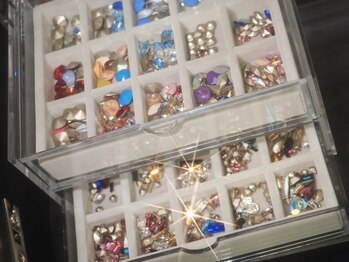 トリネブランシ ネイルアトリエ(Trinebranci._Nail Atelier)の写真/持ち込みOK◎カラー1000色以上&トレンドパーツ多数ご用意◇1級ネイリストによる再現度高いネイルが大好評!