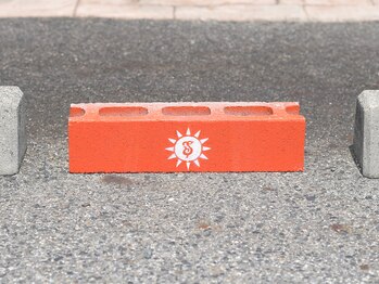 サンシャイン(Sunshine)/輪止めに当店ロゴ