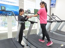 ロックスフィット 虎ノ門店(LOX-Fit)の雰囲気（トレーニング中でもスタッフが安全チェックを行っています！）