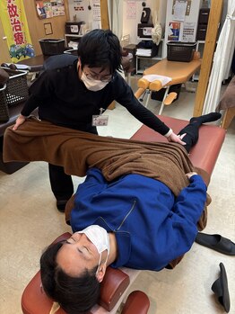 千葉寺ありがとう整骨院/足のストレッチの施術風景