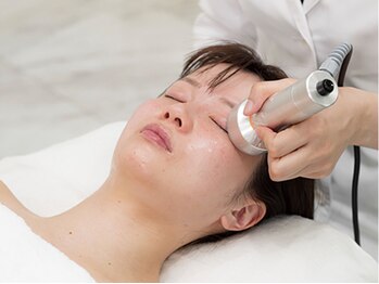 ハートアンドボディ 烏丸店(Heart&Body)の写真/【近赤外線×脂肪分解】新機器導入！40歳からのたるみ改善に◎脂肪分解フェイシャル80分／初回13,500円