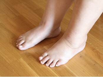 ワクワクボディクリニック 二俣川店(WAKUWAKU BODY CLINIC)の写真/【象の足、パンパンな足からスラっと美脚!】リンパの流れを改善する骨格調整でむくみリンパをゴッソリ撃退!