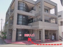 目印は『ピンクのタイルの床』です♪ガラスの円柱が階段です☆