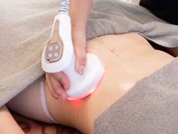 プラム(plum)/【施術の様子／お腹】