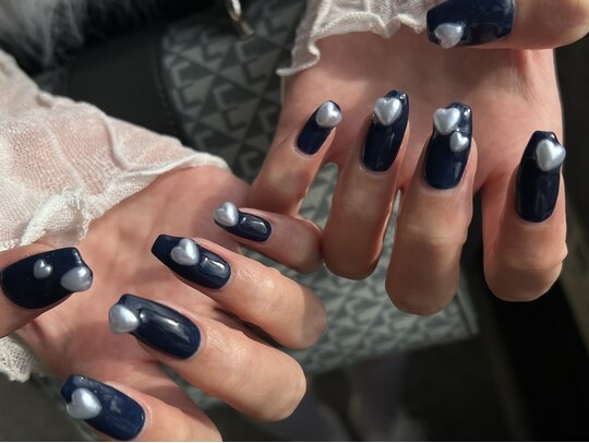 2025年冬】ネイビー ハート ハンドのネイルデザイン集｜人気順  