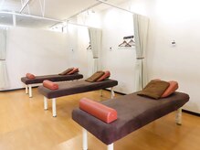 健康堂　整体整骨院　戸越銀座院の雰囲気（カーテンで仕切られたベッド３台）