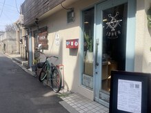 美容室の水色の扉が目印です水色の扉を開けて中にお入り下さい。