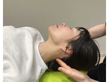 ほうしゅやまジム 整体院 マルイ店の雰囲気（首周りを指圧にて施術）