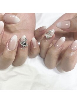 モルネイル(MORU nail)/白グラデ×パーツ.