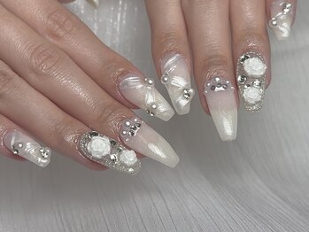 キラキラホワイトネイル