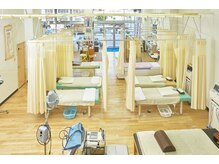 漢和堂療院の雰囲気（1Fは接骨院。ベッドが5台、ウォーターベッド・酸素カプセルあり）