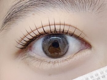 クオン(KUON)の写真/他店にはない似合わせデザイン、お任せください！根元からぐっと立ち上げるカールでお目元ぱっちり♪