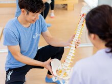 骨の模型を使い、わかりやすく説明します。