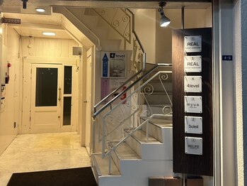 ミュア(myua.)/ビル入口