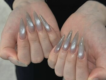 Eli Nails 新宿【エリネイルズ】《長さだし専門店/つけ放題/持ち込み/スカルプ》/マグネット、キラキラネイル