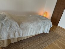 開放された空間ですが、なぜか落ち着くと好評な施術空間