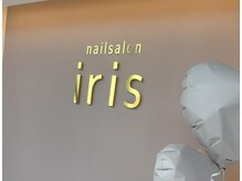 ガラス張りの入口から見えるロゴマーク。