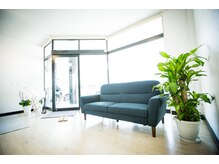 観葉植物をおいたり、清潔な空間づくりを心掛けています。