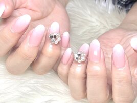 ☆ビジュー輝くワンホンネイル☆