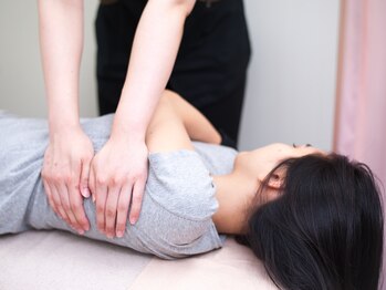 小顔矯正専門店 シンメトリー 梅田の写真/【BODY矯正★6500円】骨盤から整えて美姿勢＆小顔で魅せる私へ♪全身がつながる美の連鎖を体感♪