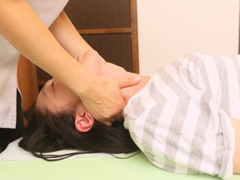 子育てママの整体サロン/首の施術の様子