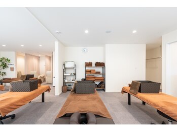ほぐし人 西 大宮店/店内1 マッサージベッドエリア