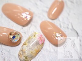 ヌードベージュのフラワーネイル