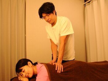 ねむりっつ 神戸元町店/施術の様子/肩こり、肩甲骨