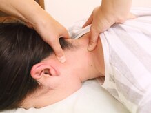 子育てママの整体サロン/首の施術の様子
