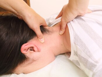 子育てママの整体サロン/首の施術の様子