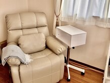 coreTHの雰囲気（ふかふかのリクライニングチェアでフットネイル♪）