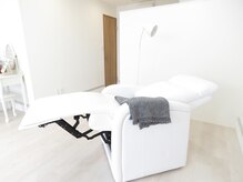 リクライニングチェアでゆったり施術が受けられます☆