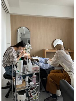 アンリ(Henri)/同時施術風景