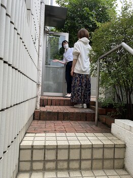 ポーラ 表参道店(POLA)/お部屋は階段の上
