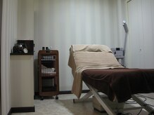 ビューティーラボ ゼノア(beauty lab GENOA)の雰囲気（シンプルな個室、寝心地の良い☆高田社製電動ベッド☆を使用）