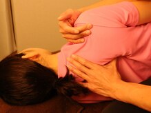 ねむりっつ 神戸元町店/施術の様子/肩こり、肩甲骨