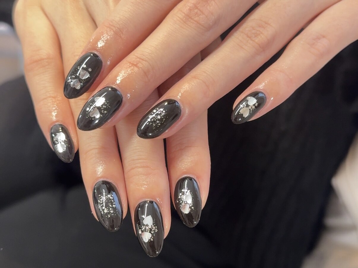 2025年-2026年冬トレンド】ブラック ハートのネイルデザイン集｜人気順