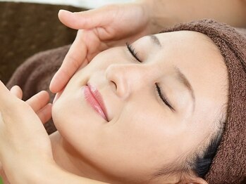 エミルカ(EMILUCA)の写真/毛穴洗浄&美白パック付ハーブピーリング★人気の肌質改善ケアで毛穴の黒ずみやたるみ・ニキビ・シミを改善