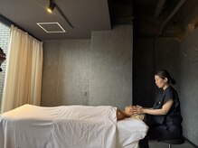 カーテンで仕切られた脳眠空間でフェイシャルからボディまで対応