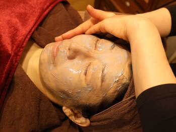 美健サポート自由人【シェービング/毛穴ケア/眉毛/フェイシャル】の写真/エステのプロも認める《プレミアム肌育エステ》で、年齢とともに気になるお顔のたるみ/毛穴を徹底ケア！