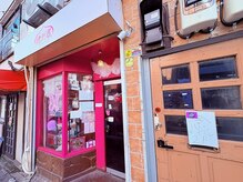 念ネイルの雰囲気(入り口は路面店の雑貨屋横にある階段を登って到着。)