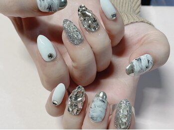 エイミーユア(Eimmy Yua)/モノトーンとシルバーでキラキラ