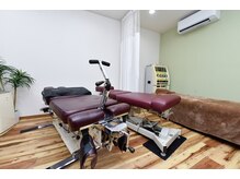 しんゆり禅寺丸カイロプラクティックの雰囲気(カイロプラクティックの本場アメリカのベッドを採用)