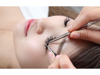 アピラトータルデザインサロン(APiLA total design salon)の写真/圧倒的モチ◎【ダブルフラットラッシュ】ブラウンエクステも人気☆高持続×ぱっちりが叶う夢のメニュー